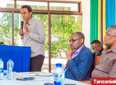 Hon.Bashe discussing about the Tanzania Merchantile Exchange system