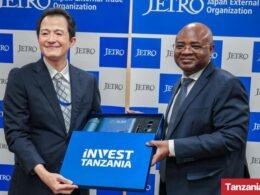 Tanzanian and JETRO officials exchange an Invest Tanzania gift set during Tanzania's investment promotion campaign in Japan