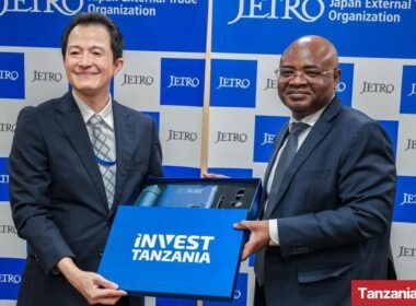 Tanzanian and JETRO officials exchange an Invest Tanzania gift set during Tanzania's investment promotion campaign in Japan