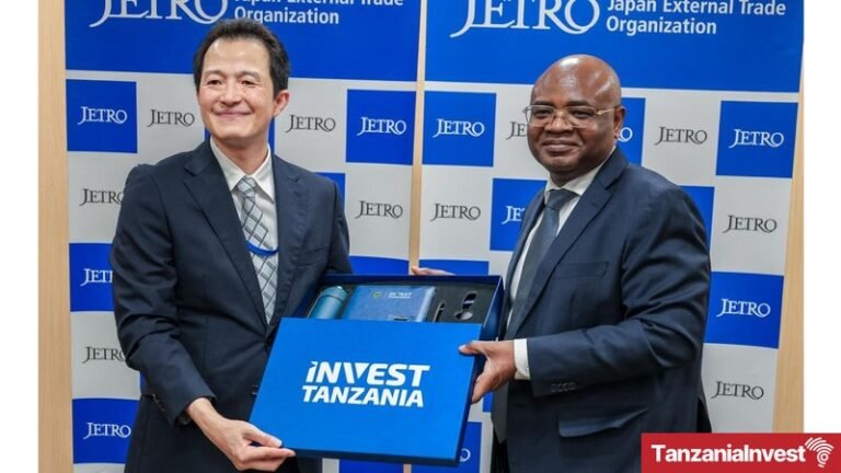 Tanzanian and JETRO officials exchange an Invest Tanzania gift set during Tanzania's investment promotion campaign in Japan